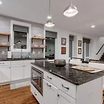 Elegant Townhouse Near Broadway *