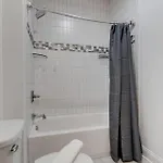 Elegant Townhouse Near Broadway *