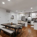 Elegant Townhouse Near Broadway Holiday home *