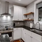 Elegant Townhouse Near Broadway
