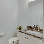 Elegant Townhouse Near Broadway *
