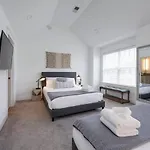 Minutes To Broadway Unwind In Style Holiday home *