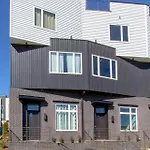 Beautiful West Rooftop Deck Holiday home *
