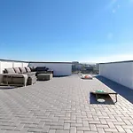 Beautiful West Rooftop Deck Holiday home