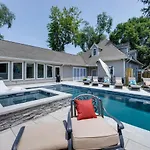 Ultimate Luxury Retreat Mega Mansion Pool And Holiday home *