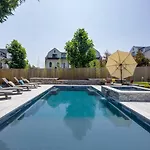 Holiday home Ultimate Luxury Retreat Mega Mansion Pool And *