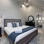 Holiday home Ultimate Luxury Retreat Mega Mansion Pool And *