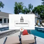 Holiday home Ultimate Luxury Retreat Mega Mansion Pool And
