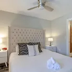 Chic Private Rooftop Minutes To Downtown Holiday home