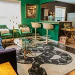 Eccentric East Nash Unique Design Holiday home *