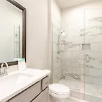 Spacious Contemporary Townhome With Private Rooftop Holiday home *
