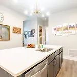 Spacious Contemporary Townhome With Private Rooftop Holiday home *