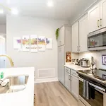 Spacious Contemporary Townhome With Private Rooftop *