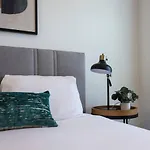 Minutes To Broadway Spacious Townhouse *