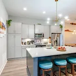 Spacious Contemporary Townhome With Private Rooftop Holiday home *