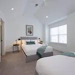 Minutes To Broadway Spacious Townhouse Holiday home