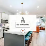 Spacious Contemporary Townhome With Private Rooftop