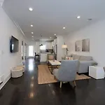 Minutes To Broadway Spacious Townhouse Holiday home Nashville