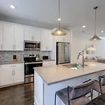 Minutes To Broadway Spacious Townhouse *