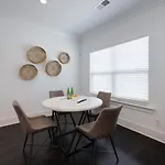 Minutes To Broadway Spacious Townhouse