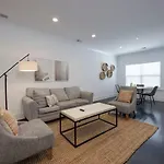 Minutes To Broadway Spacious Townhouse Holiday home Nashville