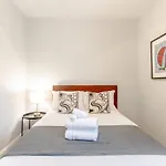 East Paradise 4 Bedroom Large Backyard Holiday home *