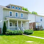 Holiday home Hilltop Charmer Super Close To Downtown Three Bedroom *