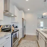 Hilltop Charmer Super Close To Downtown Three Bedroom Holiday home *
