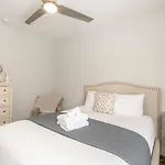Hilltop Charmer Super Close To Downtown Three Bedroom
