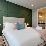Holiday home Luxury Downtown Townhome Elevated Skyline Views *