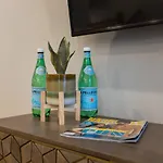 Luxury Downtown Townhome Elevated Skyline Views Holiday home *