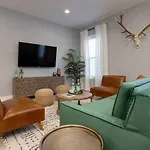 Luxury Downtown Townhome Elevated Skyline Views Holiday home Nashville