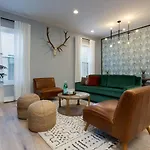 Luxury Downtown Townhome Elevated Skyline Views Holiday home Nashville