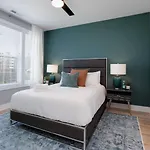 Luxury Downtown Townhome Elevated Skyline Views Holiday home *