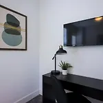 Minutes To Broadway Luxurious Gated Townhome Holiday home