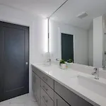 Minutes To Broadway Luxurious Gated Townhome