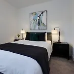 Minutes To Broadway Luxurious Gated Townhome Holiday home
