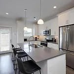 Minutes To Broadway Luxurious Gated Townhome Holiday home *