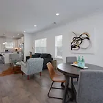 Minutes To Broadway Luxurious Gated Townhome