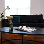 Holiday home Minutes To Broadway Luxurious Gated Townhome