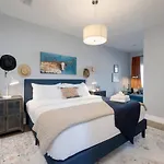 Stunning West End Walkable Area Holiday home Nashville