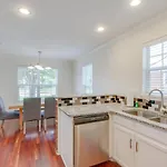 Metropolitan Huge Private Backyard