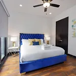 Blue Dreams 4 Bedroom 4.5 Bath With Rooftop Lounge *