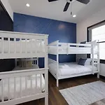 Blue Dreams 4 Bedroom 4.5 Bath With Rooftop Lounge *