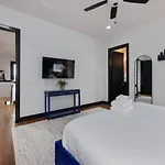 Blue Dreams 4 Bedroom 4.5 Bath With Rooftop Lounge