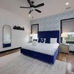 Blue Dreams 4 Bedroom 4.5 Bath With Rooftop Lounge *