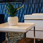 Blue Dreams 4 Bedroom 4.5 Bath With Rooftop Lounge Holiday home Nashville