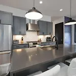 Blue Dreams 4 Bedroom 4.5 Bath With Rooftop Lounge Holiday home Nashville