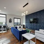 Blue Dreams 4 Bedroom 4.5 Bath With Rooftop Lounge Holiday home Nashville