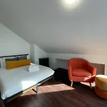 Minutes To Broadway Modern Gated Townhome Holiday home